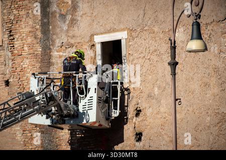 Rome, RM, Italie. 3 novembre 2025. Suite à l'effondrement d'une partie de la Torre dei Conti médiévale, près du Colisée, un restaurateur est piégé à l'intérieur du bâtiment par les décombres. L'équipe de recherche et de sauvetage des pompiers est activée pour libérer le travailleur. (Crédit image : © Marco Di Gianvito/ZUMA Press Wire) USAGE ÉDITORIAL SEULEMENT ! Non destiné à UN USAGE commercial ! Crédit : ZUMA Press, Inc/Alamy Live News Banque D'Images