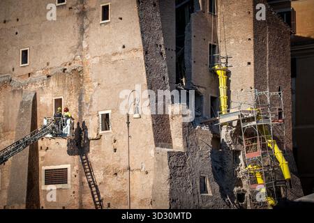 Rome, RM, Italie. 3 novembre 2025. Suite à l'effondrement d'une partie de la Torre dei Conti médiévale, près du Colisée, un restaurateur est piégé à l'intérieur du bâtiment par les décombres. L'équipe de recherche et de sauvetage des pompiers est activée pour libérer le travailleur. (Crédit image : © Marco Di Gianvito/ZUMA Press Wire) USAGE ÉDITORIAL SEULEMENT ! Non destiné à UN USAGE commercial ! Crédit : ZUMA Press, Inc/Alamy Live News Banque D'Images