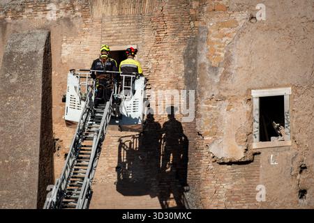 Rome, RM, Italie. 3 novembre 2025. Suite à l'effondrement d'une partie de la Torre dei Conti médiévale, près du Colisée, un restaurateur est piégé à l'intérieur du bâtiment par les décombres. L'équipe de recherche et de sauvetage des pompiers est activée pour libérer le travailleur. (Crédit image : © Marco Di Gianvito/ZUMA Press Wire) USAGE ÉDITORIAL SEULEMENT ! Non destiné à UN USAGE commercial ! Crédit : ZUMA Press, Inc/Alamy Live News Banque D'Images
