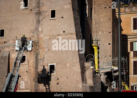 Rome, RM, Italie. 3 novembre 2025. Suite à l'effondrement d'une partie de la Torre dei Conti médiévale, près du Colisée, un restaurateur est piégé à l'intérieur du bâtiment par les décombres. L'équipe de recherche et de sauvetage des pompiers est activée pour libérer le travailleur. (Crédit image : © Marco Di Gianvito/ZUMA Press Wire) USAGE ÉDITORIAL SEULEMENT ! Non destiné à UN USAGE commercial ! Crédit : ZUMA Press, Inc/Alamy Live News Banque D'Images