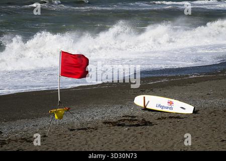 Aberystwyth, pays de Galles, Royaume-Uni - 1er septembre 2025 ; les sauveteurs de la RNLI signent sur une planche de surf avec Red flad pendant l'alerte de tempête Banque D'Images