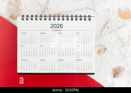 Année civile 2026 sur fond de papier de mûrier. concept de réunion de planification de calendrier 2026. Vue de dessus. Banque D'Images