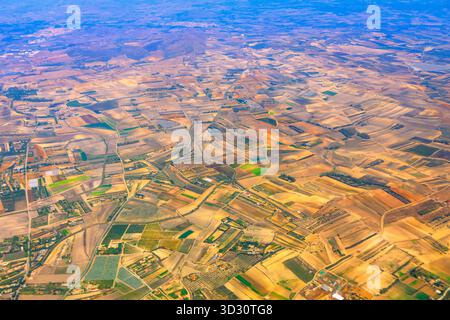 La photo aérienne montre un patchwork de champs agricoles trouvés en Espagne. Le paysage est une mosaïque de différentes cultures colorées et de terres arides Banque D'Images