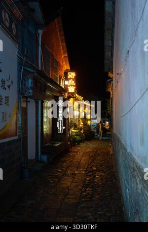 Dali, Chine - 10 octobre 2025 : vue sur la rue de l'allée arrière dans la ville antique de Dali pendant la nuit. Banque D'Images