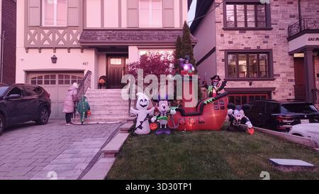 Toronto, ON, Canada - 31 octobre 2025 - Une grande maison d'habitation expose des décorations et des éclairages élaborés sur le thème de l'Halloween la nuit, créant ainsi un sp Banque D'Images