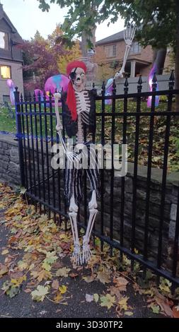 Toronto, ON, Canada - 31 octobre 2025 - Une grande maison d'habitation expose des décorations et des éclairages élaborés sur le thème de l'Halloween la nuit, créant ainsi un sp Banque D'Images