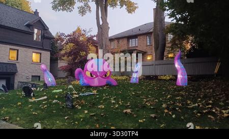 Toronto, ON, Canada - 31 octobre 2025 - Une grande maison d'habitation expose des décorations et des éclairages élaborés sur le thème de l'Halloween la nuit, créant ainsi un sp Banque D'Images