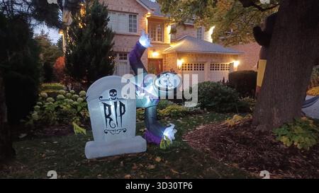 Toronto, ON, Canada - 31 octobre 2025 - Une grande maison d'habitation expose des décorations et des éclairages élaborés sur le thème de l'Halloween la nuit, créant ainsi un sp Banque D'Images