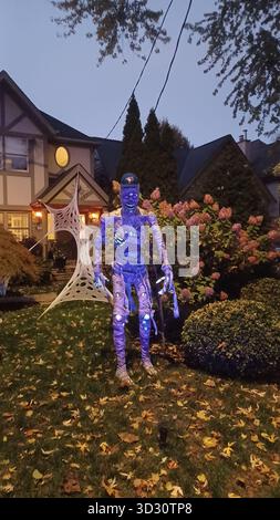 Toronto, ON, Canada - 31 octobre 2025 - Une grande maison d'habitation expose des décorations et des éclairages élaborés sur le thème de l'Halloween la nuit, créant ainsi un sp Banque D'Images