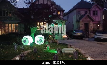 Toronto, ON, Canada - 31 octobre 2025 - Une grande maison d'habitation expose des décorations et des éclairages élaborés sur le thème de l'Halloween la nuit, créant ainsi un sp Banque D'Images
