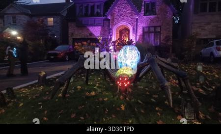 Toronto, ON, Canada - 31 octobre 2025 - Une grande maison d'habitation expose des décorations et des éclairages élaborés sur le thème de l'Halloween la nuit, créant ainsi un sp Banque D'Images