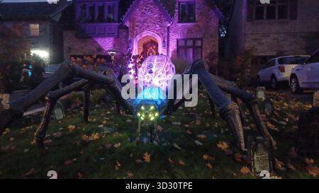 Toronto, ON, Canada - 31 octobre 2025 - Une grande maison d'habitation expose des décorations et des éclairages élaborés sur le thème de l'Halloween la nuit, créant ainsi un sp Banque D'Images