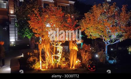 Toronto, ON, Canada - 31 octobre 2025 - Une grande maison d'habitation expose des décorations et des éclairages élaborés sur le thème de l'Halloween la nuit, créant ainsi un sp Banque D'Images