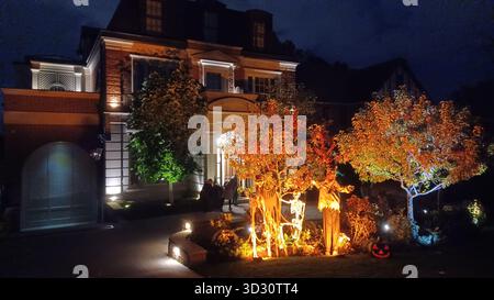 Toronto, ON, Canada - 31 octobre 2025 - Une grande maison d'habitation expose des décorations et des éclairages élaborés sur le thème de l'Halloween la nuit, créant ainsi un sp Banque D'Images