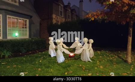 Toronto, ON, Canada - 31 octobre 2025 - Une grande maison d'habitation expose des décorations et des éclairages élaborés sur le thème de l'Halloween la nuit, créant ainsi un sp Banque D'Images