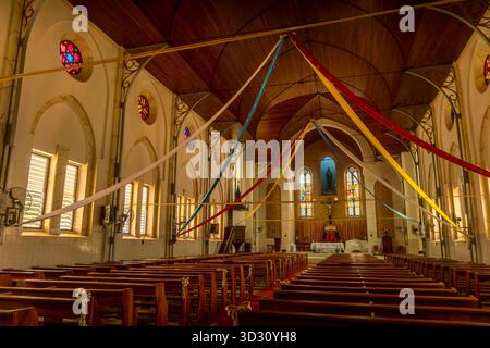 Intérieur de la basilique de l'Immaculée conception à Ouidah, Bénin, important sanctuaire chrétien et monument touristique en Afrique de l'Ouest. Banque D'Images