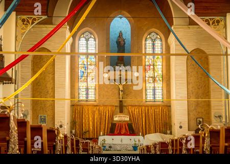 Intérieur de la basilique de l'Immaculée conception à Ouidah, Bénin, important sanctuaire chrétien et monument touristique en Afrique de l'Ouest. Banque D'Images