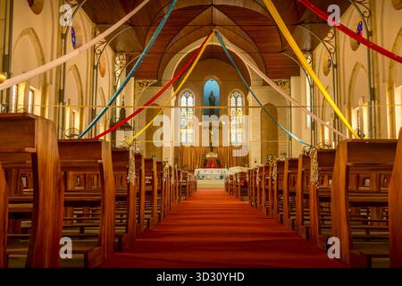 Intérieur de la basilique de l'Immaculée conception à Ouidah, Bénin, important sanctuaire chrétien et monument touristique en Afrique de l'Ouest. Banque D'Images
