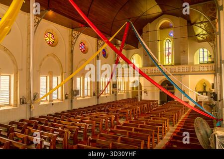 Intérieur de la basilique de l'Immaculée conception à Ouidah, Bénin, important sanctuaire chrétien et monument touristique en Afrique de l'Ouest. Banque D'Images