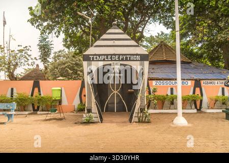 Entrée du Temple de Python à Ouidah, Bénin, site sacré Vodun dédié aux pythons vénérés, mêlant spiritualité locale et patrimoine culturel. Banque D'Images