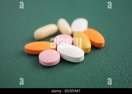 Compléments alimentaires assortis sur une surface verte Banque D'Images