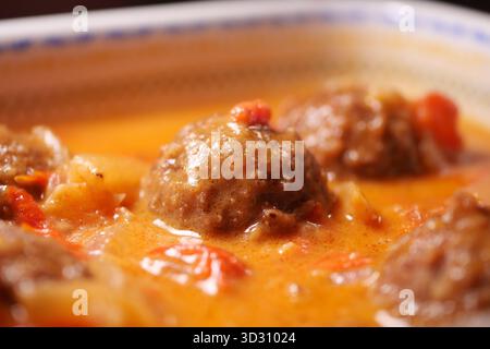 Boulettes de viande mijotant dans une sauce tomate riche avec des épices Banque D'Images
