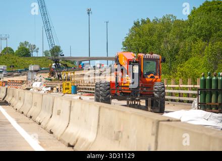 Mai 25 2025 St Joseph Michigan USA : des blocs de sécurité et des équipements sont tous installés sur un chantier de construction de routes dans le Michigan USA Banque D'Images