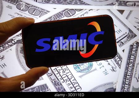 Pologne. 28 septembre 2025. Dans cette illustration photo, le logo de la société SMIC est affiché sur l'écran d'un smartphone. Crédit : SOPA images Limited/Alamy Live News Banque D'Images