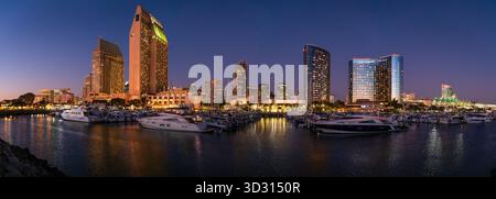Vue panoramique de San Diego, CA skyline depuis la marina après le coucher du soleil Banque D'Images