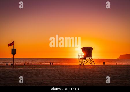 Silhouette d'une cabane de sauveteur contre le coucher du soleil sur une plage à Coronado, Californie Banque D'Images