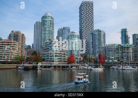 Centre-ville de Vancouver, Colombie-Britannique avec un ferry de False Creek voyageant à l'avant-garde. Banque D'Images