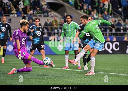 Seattle, États-Unis. 3 novembre 2025. 03 novembre 2025 : milieu de terrain des Seattle Sounders Obed. Varga (18) tire dans un but pour faire le score 3-0 Seattle lors du match éliminatoire de la première ronde de la Coupe MLS entre les Seattle Sounders et Minnesota United à Seattle WA Steve Faber/CSM crédit : Cal Sport Media/Alamy Live News Banque D'Images