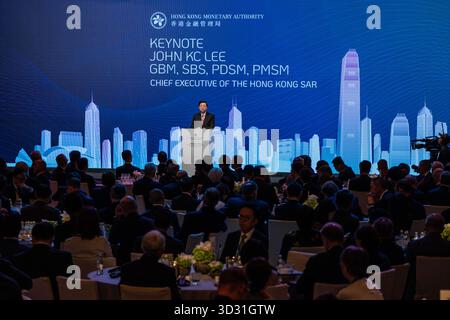 Hong Kong, Hong Kong. 04th Nov, 2025. John Lee, directeur général de Hong Kong, s'exprimant au Sommet mondial sur l'investissement des leaders financiers, le 4 novembre 2025 à Hong Kong (photo de Vernon Yuen/Nexpher images/Sipa USA) crédit : Sipa USA/Alamy Live News Banque D'Images