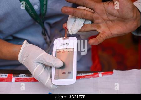 NOIDA, INDE - 2 NOVEMBRE : la police de la circulation de GBN a organisé un camp de santé gratuit pour les conducteurs d'automobiles et d'e-rickshaw, où les conducteurs subissent un examen médical dans le cadre de l'initiative de sensibilisation au mois de la circulation, le 2 novembre 2025 à Noida, en Inde. Photo de Sunil Ghosh/Hindustan Times campagne de sensibilisation au mois de la circulation Banque D'Images