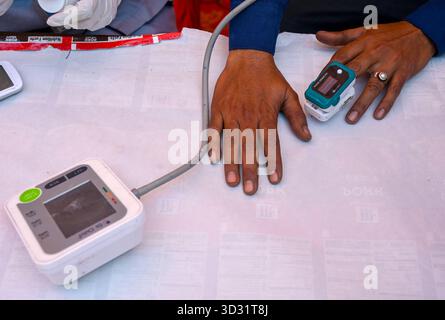 NOIDA, INDE - 2 NOVEMBRE : la police de la circulation de GBN a organisé un camp de santé gratuit pour les conducteurs d'automobiles et d'e-rickshaw, où les conducteurs subissent un examen médical dans le cadre de l'initiative de sensibilisation au mois de la circulation, le 2 novembre 2025 à Noida, en Inde. Photo de Sunil Ghosh/Hindustan Times campagne de sensibilisation au mois de la circulation Banque D'Images