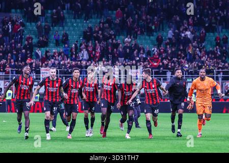 Les joueurs de l'AC Milan célèbrent la victoire à la fin du match lors du match de Serie A 2025/26 entre l'AC Milan et L'AS Roma au stade San Siro de Milan Banque D'Images