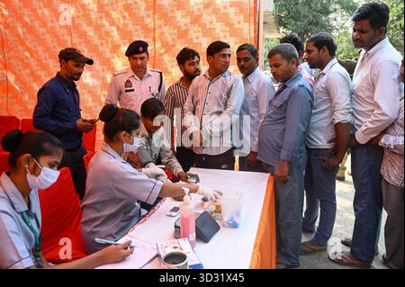 New Delhi, Inde. 04th Nov, 2025. NOIDA, INDE - 2 NOVEMBRE : la police de la circulation de GBN a organisé un camp de santé gratuit pour les conducteurs d'automobiles et d'e-rickshaw, où les conducteurs subissent un examen médical dans le cadre de l'initiative de sensibilisation au mois de la circulation, le 2 novembre 2025 à Noida, en Inde. (Photo de Sunil Ghosh/Hindustan Times/Sipa USA ) crédit : Sipa USA/Alamy Live News Banque D'Images