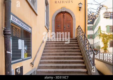 Meersburg Rathaus in Meersburg am Bodensee Treppenaufgang und Eingangsportal des historischen Rathauses in Meersburg am Bodensee. Der Eingang mit massiver Holztür, Schmiedegeländer und gelber Fassade gehört zu den charakteristischen Bauwerken der Altstadt. Usage éditorial exclusif. Fotograf : Eibner-Pressefoto / Eky Eibner *** Hôtel de ville de Meersburg à Meersburg sur le lac de Constance escalier et portail d'entrée de l'Hôtel de ville historique de Meersburg sur le lac de Constance L'entrée avec porte en bois massif, balustrades en fer forgé et façade jaune est l'un des bâtiments caractéristiques de la vieille ville Editoria Banque D'Images