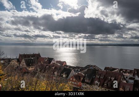 Meersburg Blick über die Dächer von Meersburg auf den Bodensee dramatische Wolkenstimmung über dem Bodensee, aufgenommen oberhalb der Altstadt von Meersburg. DAS Sonnenlicht spiegelt sich silbrig auf der Wasseroberfläche, während die Dächer der historischen Stadt im Vordergrund liegen. Usage éditorial exclusif. Fotograf : Eibner-Pressefoto / Eky Eibner *** Meersburg vue sur les toits de Meersburg jusqu'au lac de Constance ambiance nuageuse dramatique sur le lac de Constance, prise au-dessus de la vieille ville de Meersburg la lumière du soleil se reflète argentée sur la surface de l'eau, tandis que les toits de la ville historique sont dans le Banque D'Images
