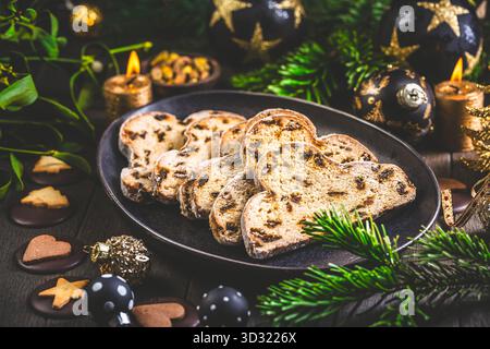 Gâteau traditionnel aux fruits stollé de noël avec des biscuits sur la table de fête Banque D'Images