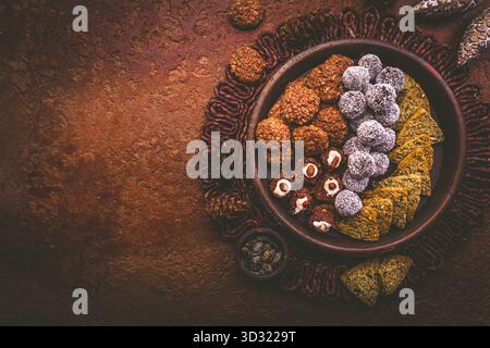 Assortiment de saines. Biscuits de Noël sans sucre et gluten sur table en bois Banque D'Images