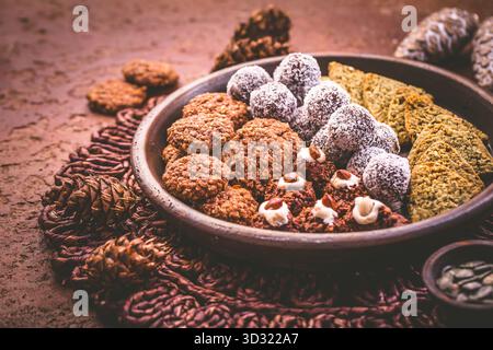 Assortiment de saines. Biscuits de Noël sans sucre et gluten sur table en bois Banque D'Images
