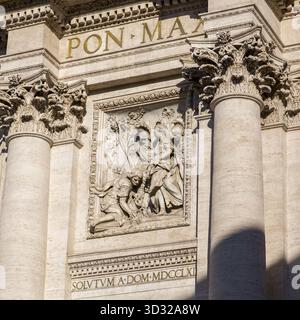 Vue de sculptures complexes ornent la façade d'un bâtiment historique, baigné de lumière chaude du soleil, mettant en valeur des détails exquis, Rome, Latium, Italie. Banque D'Images
