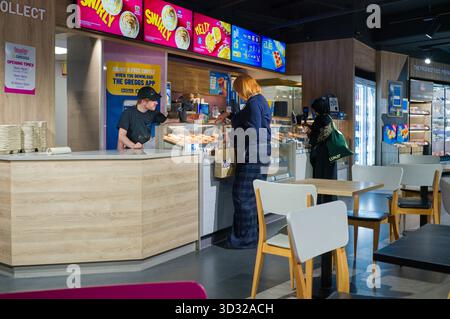 Greggs café dans Primark au centre commercial Trinity, Leeds Banque D'Images