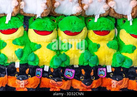 Des enseignes colorées et des prix pour attirer les amateurs de carnaval au canal Fest, Tonawanda's NY. Banque D'Images