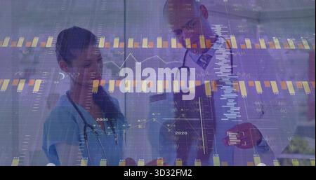 Examinant infirmière et médecin analysant les données dans le couloir, avec stéthoscopes, presse-papiers et graphiques Banque D'Images