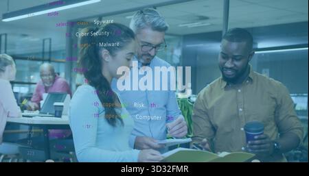 Collaboration trois professionnels inspectant la superposition de code au bureau, avec tablette et dossier Banque D'Images