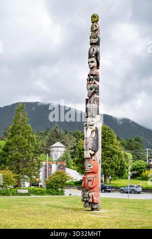 Sur la place Totem, le totem de Baranov est surmonté de l'image sculptée d'Alexander Baranov, le fondateur russe de Sitka, Alaska, États-Unis. Banque D'Images