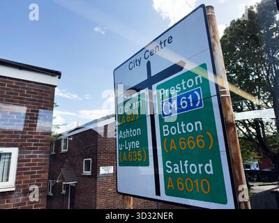 Manchester, Royaume-Uni - 29 septembre 2025 : le panneau vert de Manchester indique les principales routes vers Oldham, Preston, Bolton et Salford. Banque D'Images