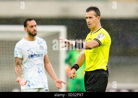 L'arbitre Daniele Doveri fait un geste lors du match de Serie A Enilive entre le Hellas Verona FC et le FC Internazionale au Stadio Marcantonio Bentegodi le 02 novembre 2025 à Vérone, Italie. Banque D'Images